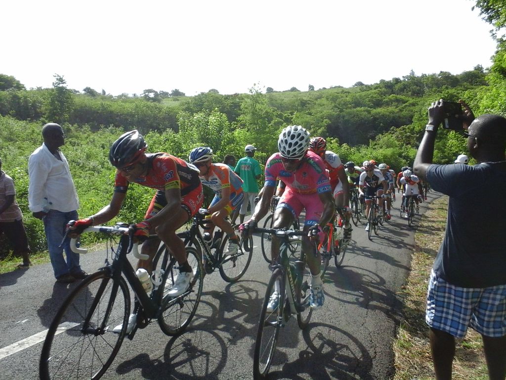 GUADELOUPE. Le Président de Région reçoit les cyclistes guadeloupéens au Vélodrome de Gourdeliane