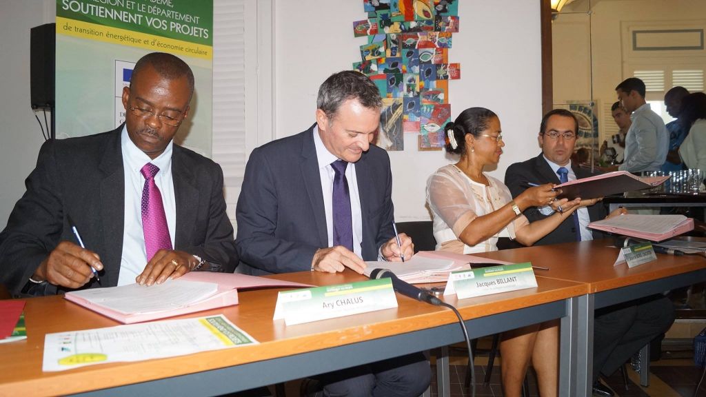 GUADELOUPE. Présentation et signature de la convention pluriannuelle État / Région / Département / ADEME pour performance environnementale