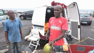 [ Vidéo]GUADELOUPE. Reportage de proximité sur un vendeur de cocos à l eau