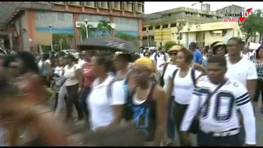 GUADELOUPE. Non à la violence des milliers de lycéens ont défilé hier après le meurtre du jeune lycéen, Images de notre partenaire Canal 10