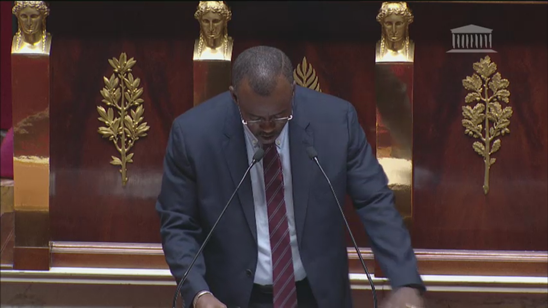 [Vidéo] HEXAGONE. Le Président de la Région Guadeloupe Ary CHALUS s’abstient lors du vote de loi sur l Egalité réelle.