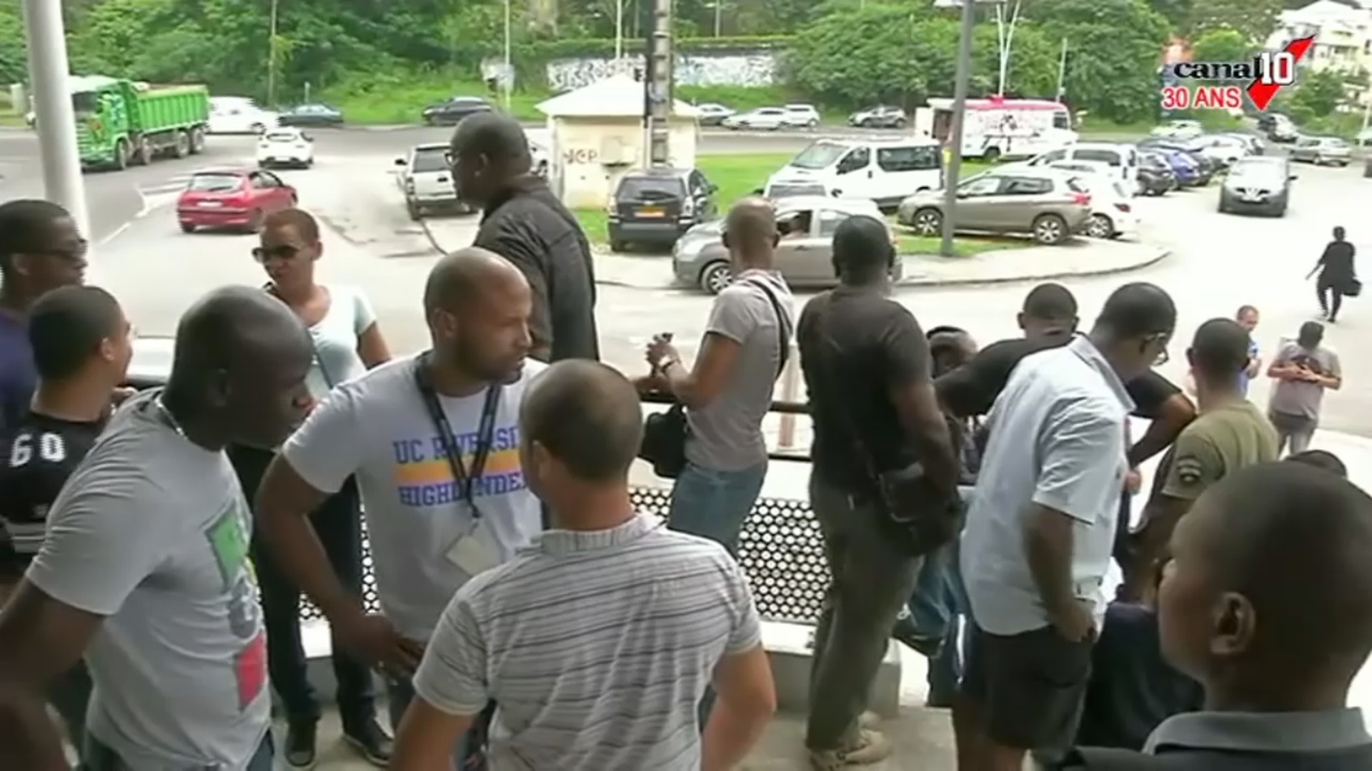 [Vidéo] GUADELOUPE. Solidarité des policiers envers leurs collègues agressés  à Viry chatillon. Images Canal 10