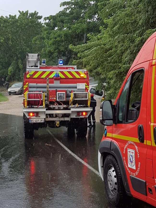 MARTINIQUE. Un véhicule prisonnier des eaux sur la route du Prêcheur