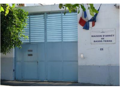 GUADELOUPE. Fouille à la maison d’arrêt de Basse-Terre : 39 armes, 15 mobiles et des stupéfiants saisis