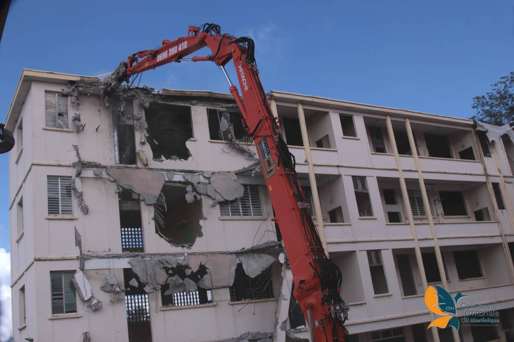 MARTINIQUE. Lycée Schœlcher  la démolition est en cours.