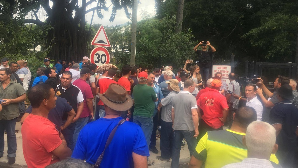 REUNION. La police libére  l’accès à l’usine de Bois Rouge. Ambiance tendue avant la rencontre planteurs/TEROS cet après-midi (Source Freedom)