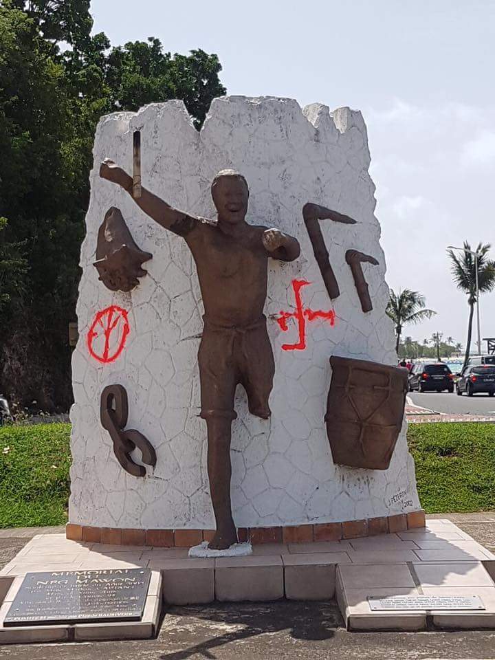 GUADELOUPE. . La statue Nèg mawon de la ville de Sainte-Anne vandalisée