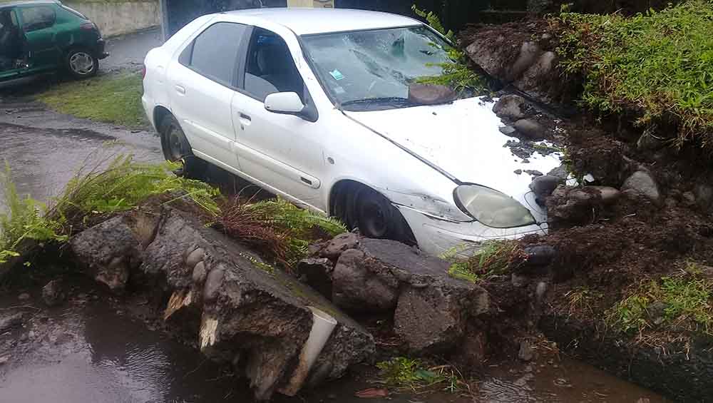 REUNION. Éboulis à Dioré: Une voiture abîmée (Source Freedom)