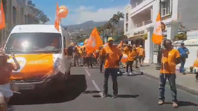 [Vidéo] REUNION.  Grève générale, les manifestants se rendent vers la gare routière (Freedom)