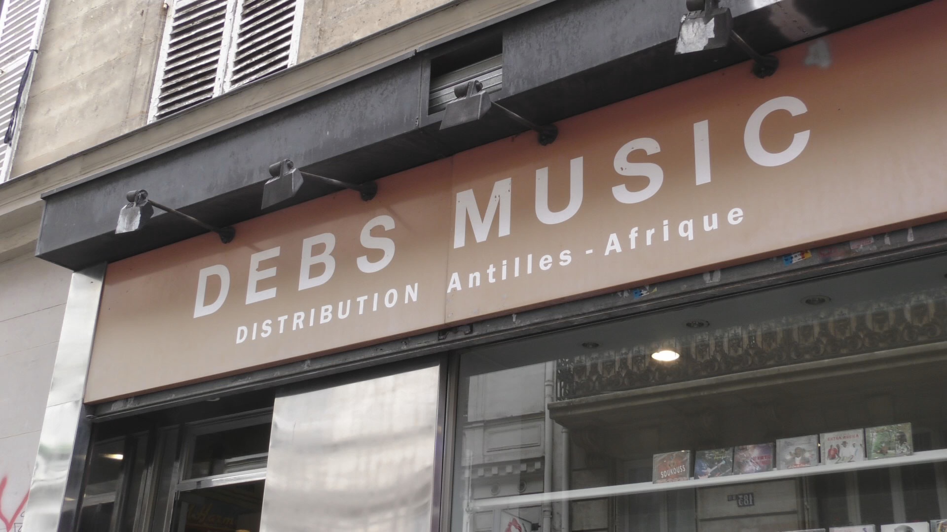 [Vidéo] Onews. Reportage sur la fermeture définitive de Debs Music à Paris.