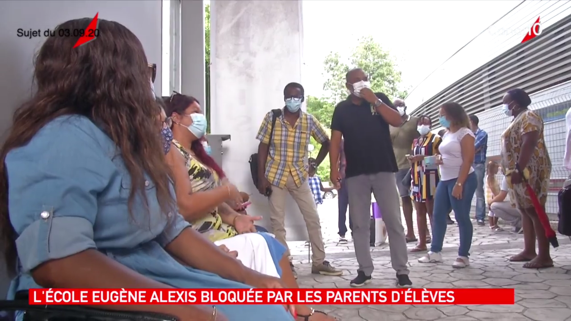 [Vidéo] Onews Guadeloupe. Les parents bloquent une école au Gosier en raison d un cas de covid (canal 10)