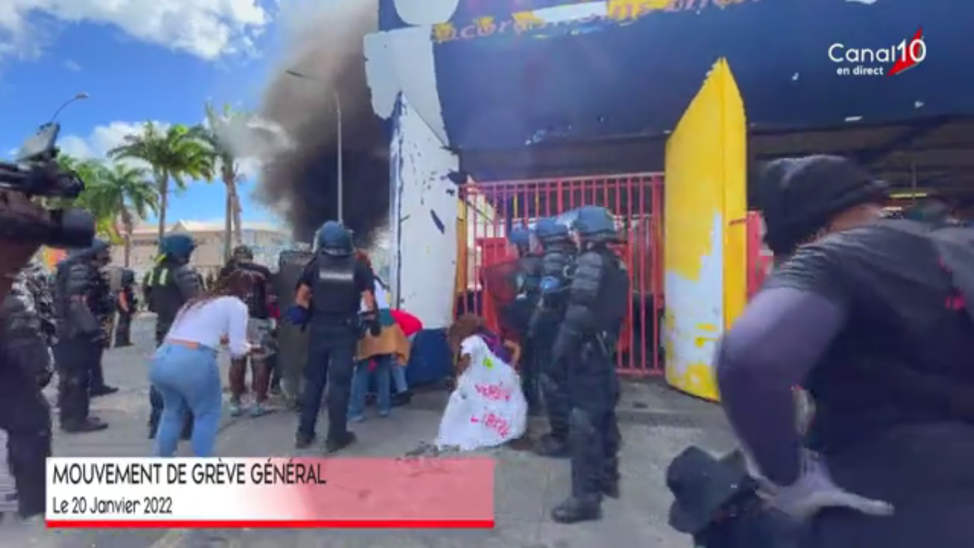 Guadeloupe Gréve générale. Tension entre manifestants et Forces de l ordre