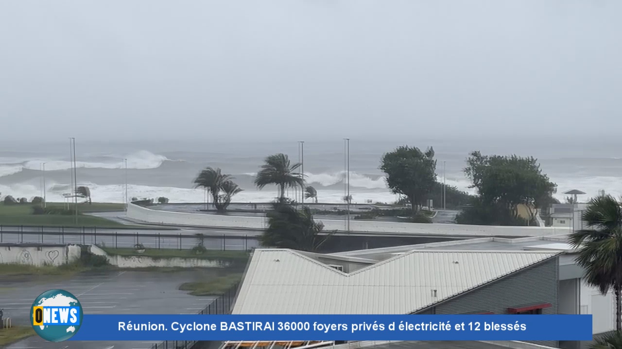 [Vidéo] Réunion. Cyclone BASTIRAI 36000 foyers privés d électricité et 12 blessés. Le dernier point Météo (Freedom)