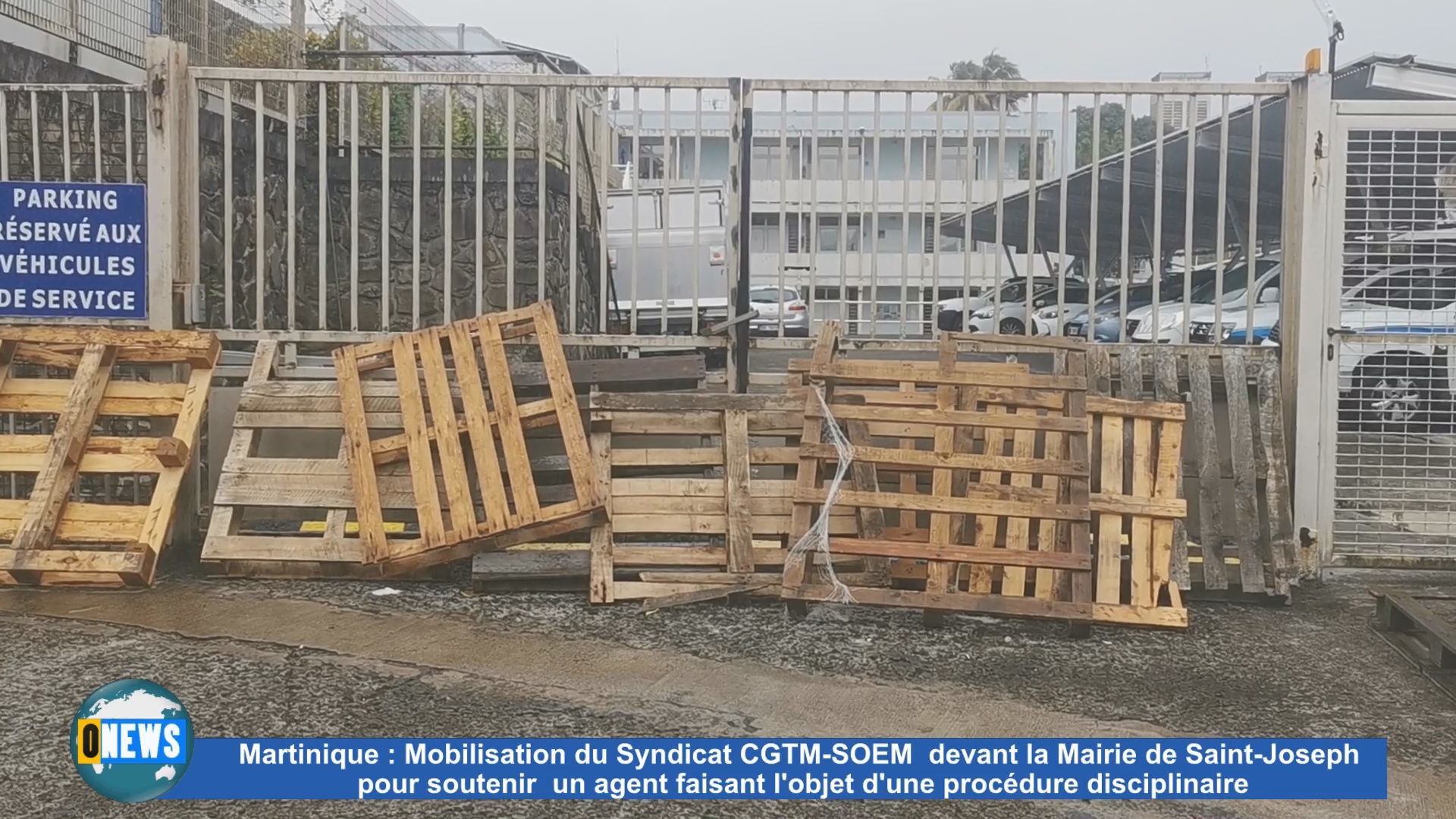 [Vidéo] Martinique Mobilisation du syndicat CGTM SOEM devant la Mairie de St Joseph en soutien à un agent.
