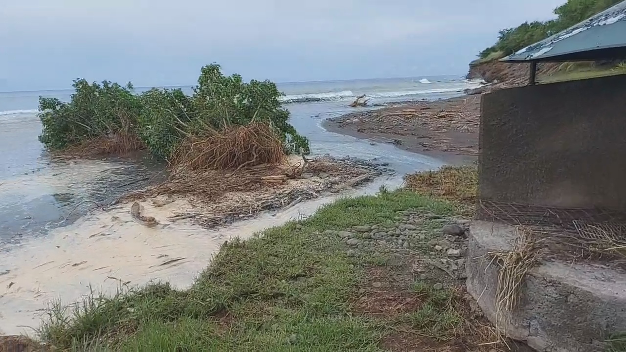 [Vidéo] Guadeloupe. Tempête FIONA. La Plage de l Étang Vieux Habitants complètement dévastée (Max DARLIS)