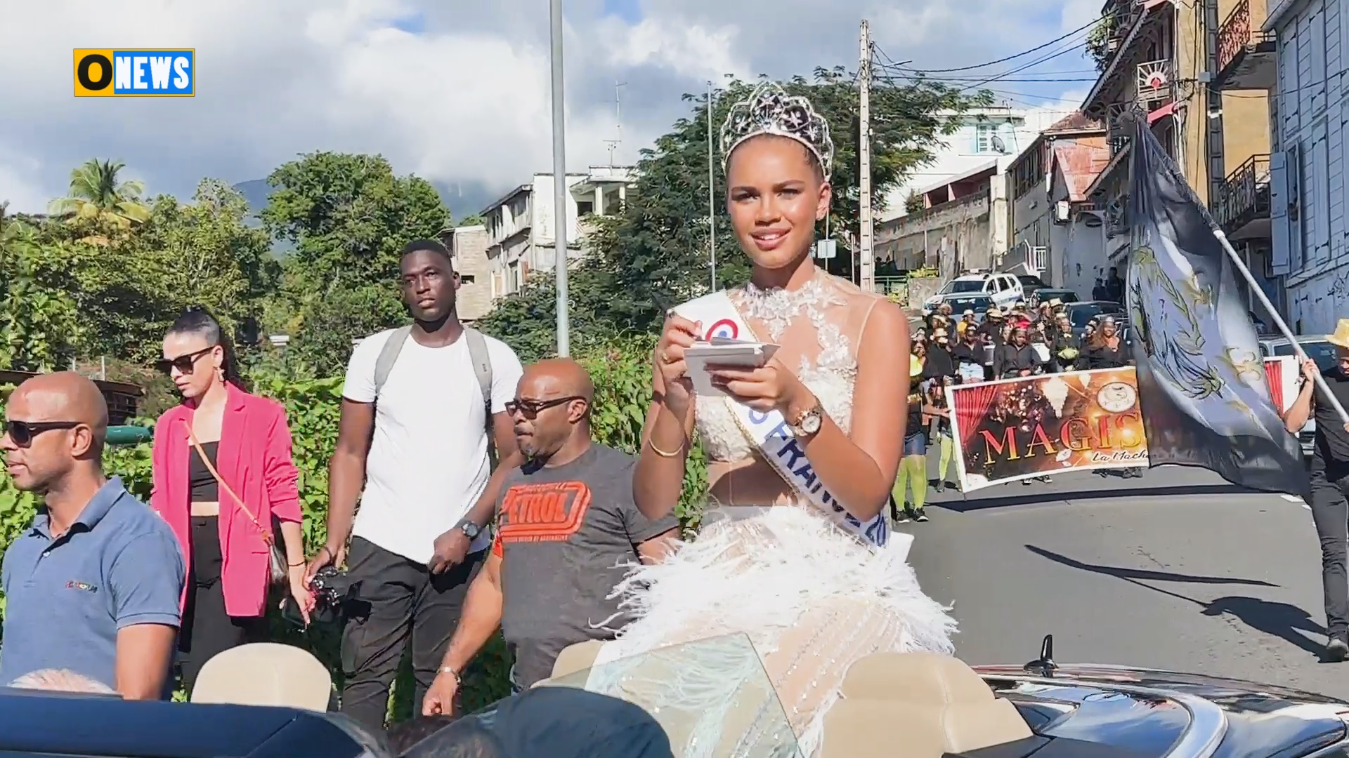 [Vidéo] Guadeloupe. Indira AMPIOT Miss Guadeloupe 2023 défile dans les rues de Basse Terre