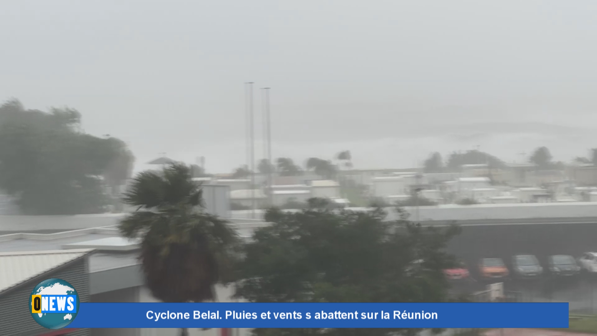 [Vidéo] Cyclone Belal Pluies et vents s abattent sur la Réunion. Alerte Violette déclenchée