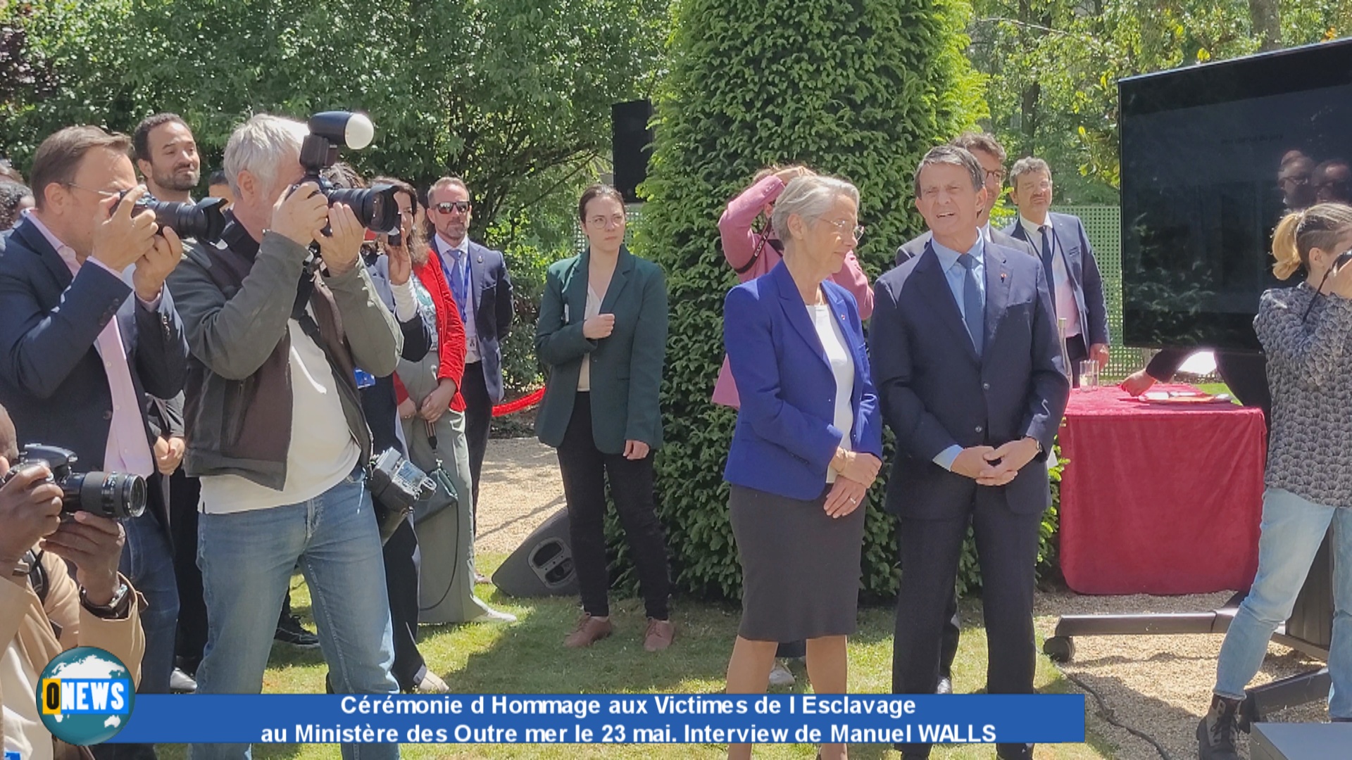 Cérémonie d Hommage aux Victimes de l Esclavage au Ministère des Outre mer.Interview de Manuel WALLS