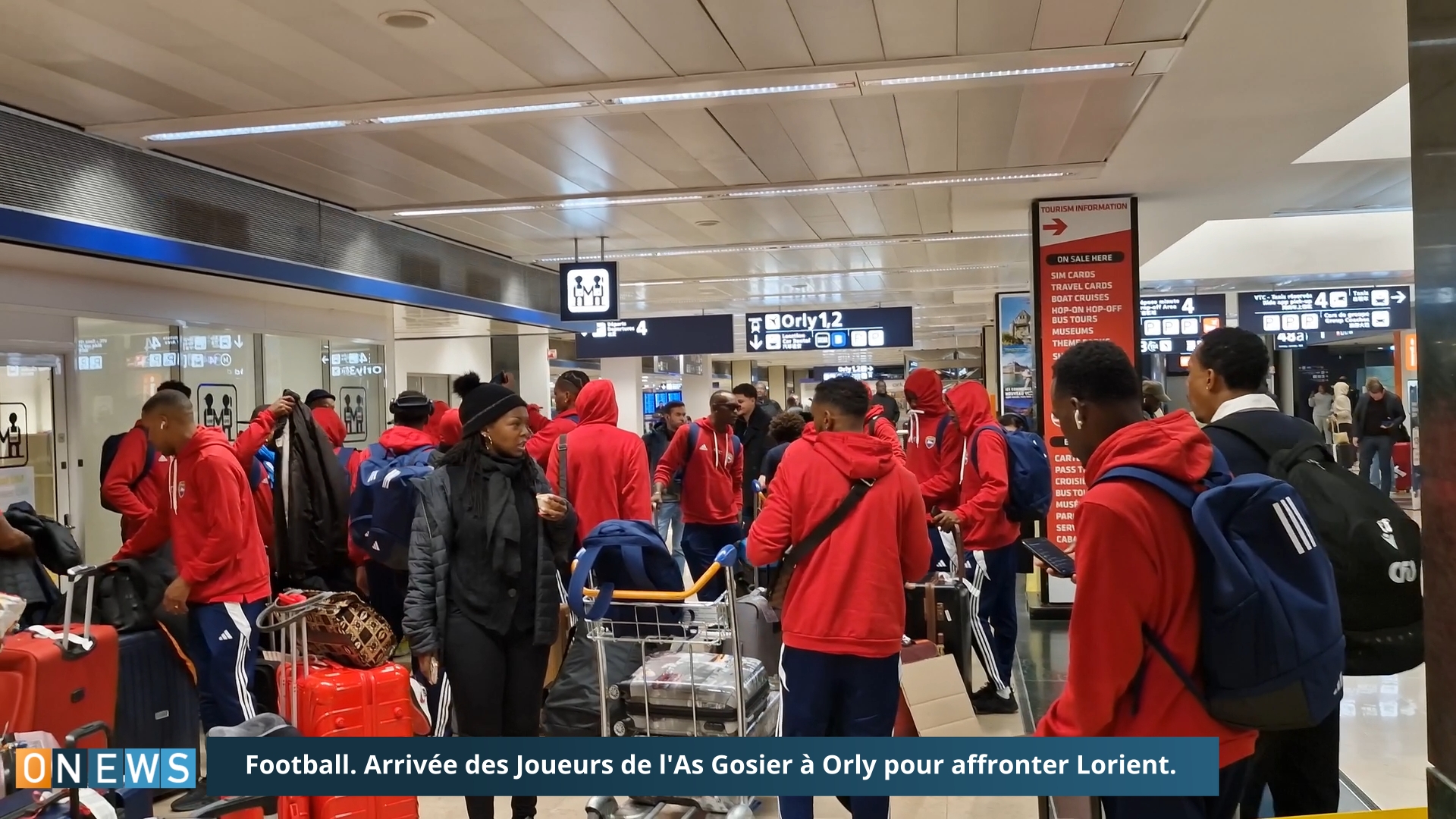 OnewsSports.Football. Arrivée des Joueurs de l&rsquo;As Gosier à Orly pour affronter Lorient.