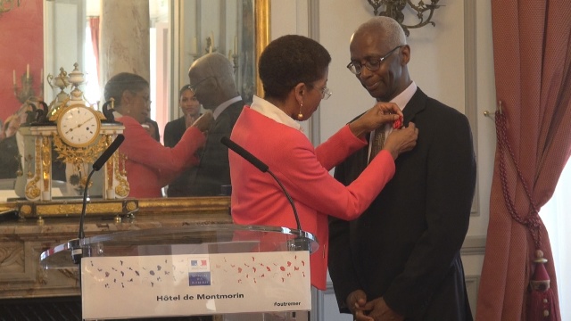 PARIS.[Vidéo] Remise des insignes de la légion d’honneur à l écrivain Daniel MAXIMIN au Ministère des outre mer