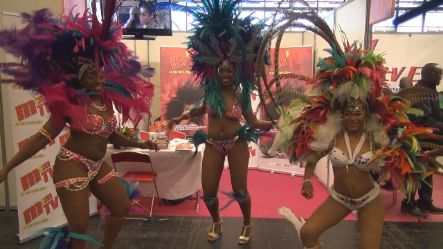 HEXAGONE. [Vidéo]. Reportage sur le carnaval tropical à la porte de Versailles
