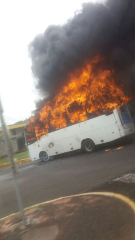 MARTINIQUE. Un bus en proie aux flammes à la gare du Lamentin