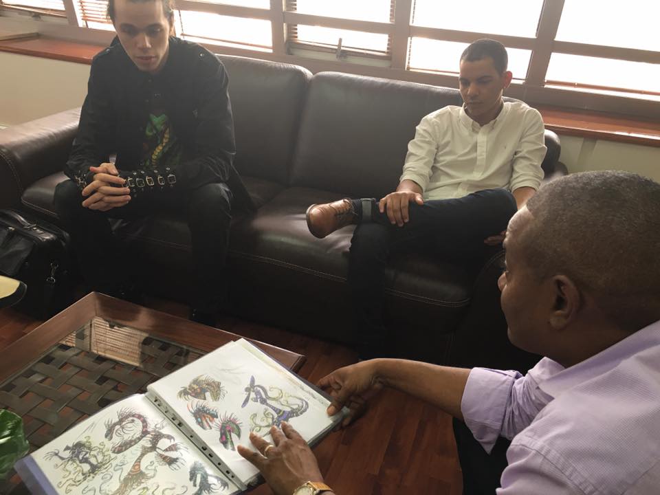 MARTINIQUE. Le maire de Fort de france rencontre deux jeunes artistes. MARTINIQUE. Le maire de Fort de france rencontre deux jeunes artistes.