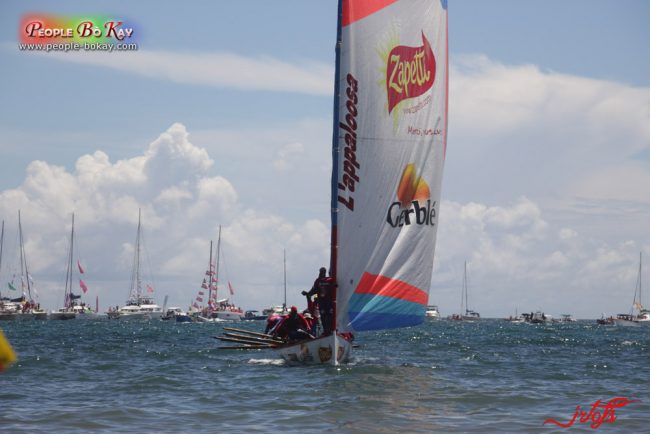 [vidéo] MARTINIQUE; Arrivée de la dernière étape du tour des yoles avec notre partenaire KMT