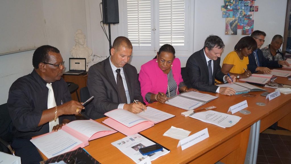 GUADELOUPE. Signature du schéma départemental des services aux familles.