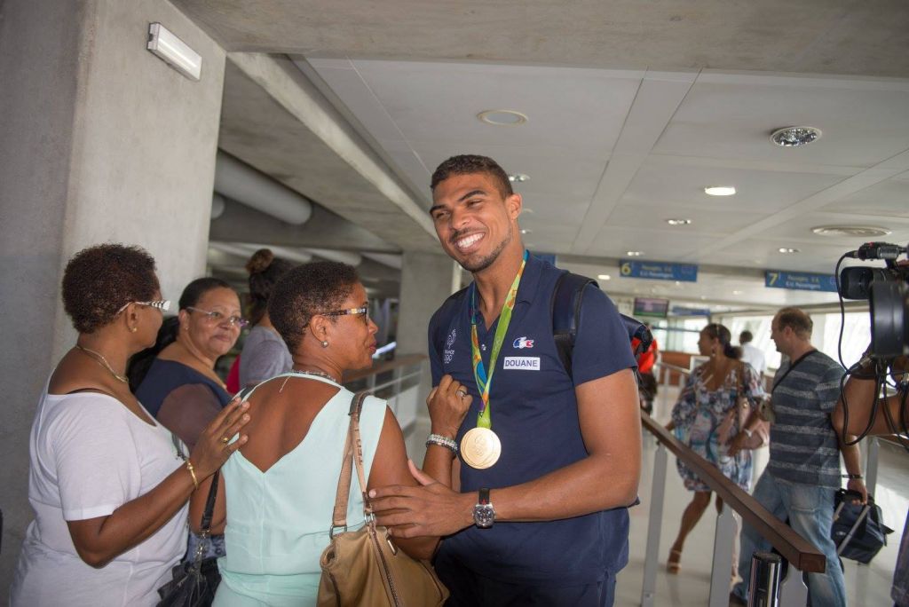 [ Vidéo] GUADELOUPE. La ville de Pointe-à-Pitre accueille Yannick BOREL Escrimeur médaille d’or aux Jo à l’aéroport Pôle Caraibes