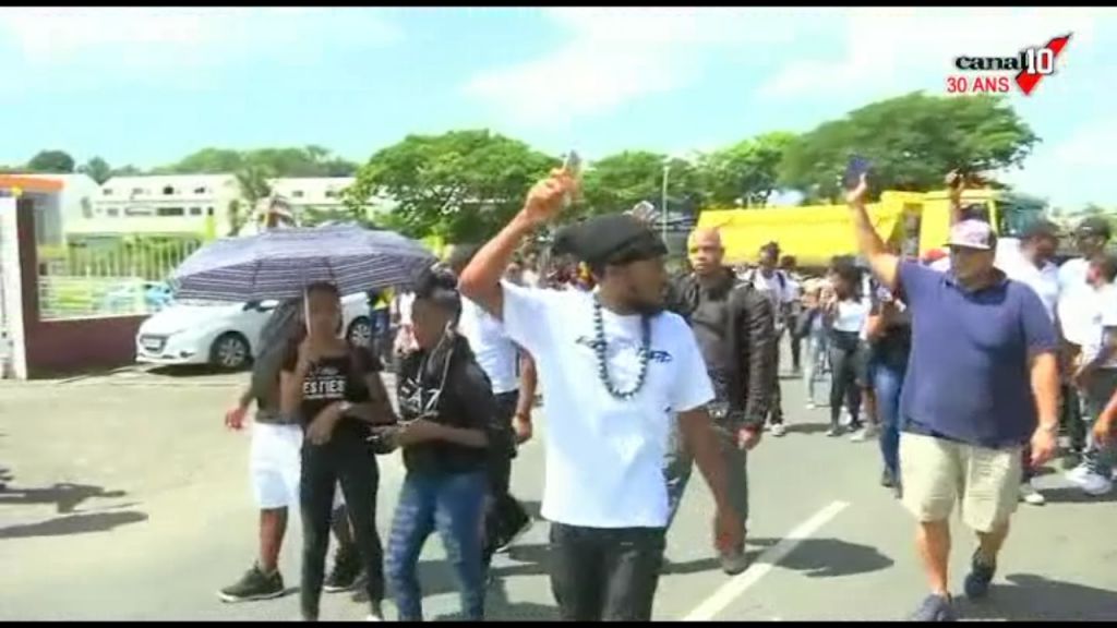 [Vidéo] GUADELOUPE. Réactions nombreuses après le meurtre de Yoann alors que l auteur des faits est toujours recherché. Reportage de notre partenaire Canal 10