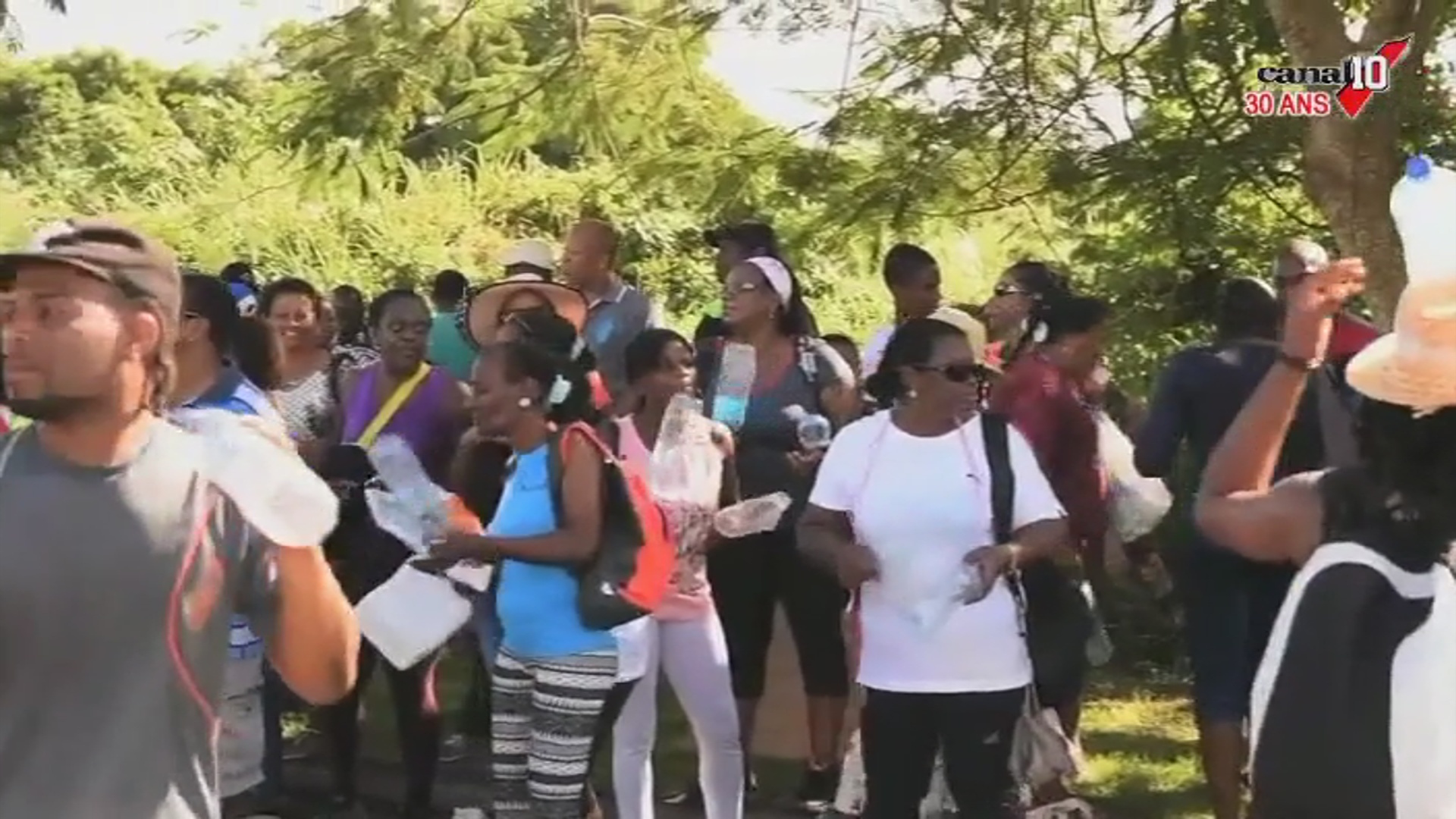 [Vidéo]GUADELOUPE. Les riverains de Capesterre Belle eau manifestent leur mécontentement contre les coupures d’eau. Reportage Canal 10