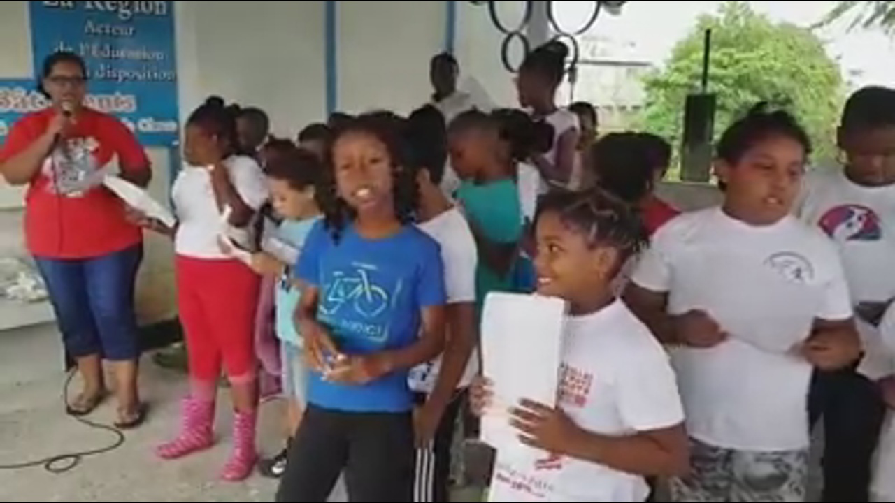 [Vidéo] GUADELOUPE. Les élèves de l école de Bouillon à Basse terre créent un jardin créole. Images Gérard LOISEAU