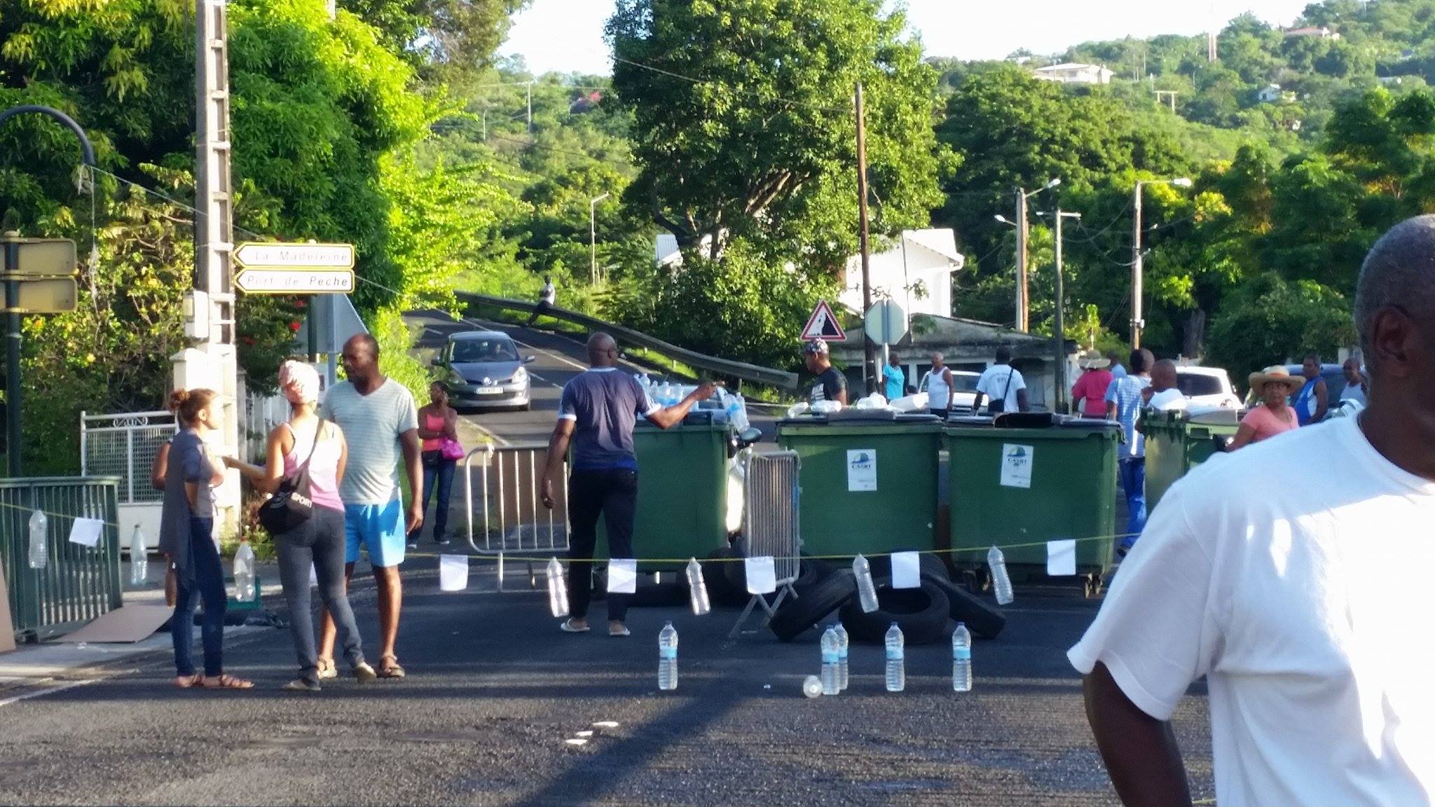 GUADELOUPE. Route barrée au niveau du morne Mabouya dans le conflit de l eau(Correspondance Max DARLIS)