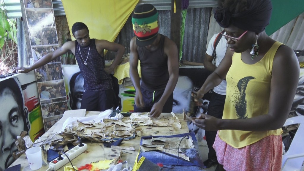 [Vidéo]GUADELOUPE. Rencontre avec Coralie FEBRISSY de creoletrip.com qui fabrique des costumes pour le carnaval.