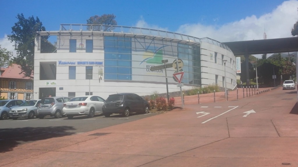 RÉGION GUADELOUPE ET UNIVERSITÉ DES ANTILLES Première rencontre entre les deux exécutifs RÉGION GUADELOUPE ET UNIVERSITÉ DES ANTILLES Première rencontre entre les deux exécutifs