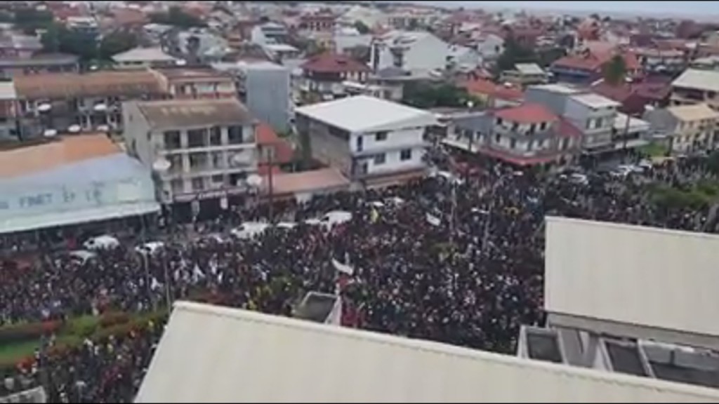 GUYANE. Situation tendue tous les maires se rendent vers la Préfecture en bus