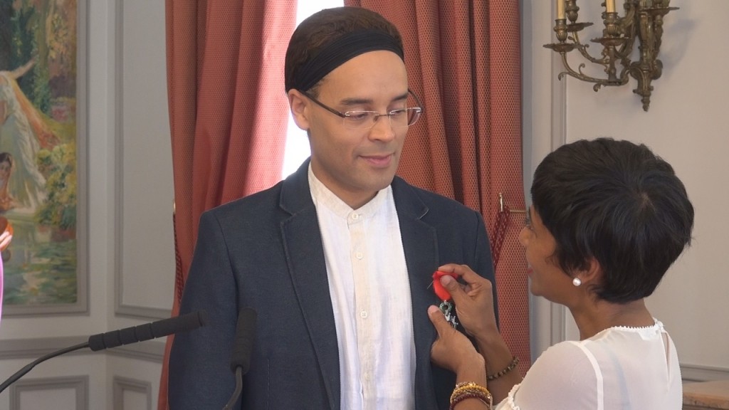 [Vidéo]. HEXAGONE. Le chanteur d’opéra Fabrice DI FALCO élevé au rand de Chevalier de l’ordre national de la Légion d’Honneur