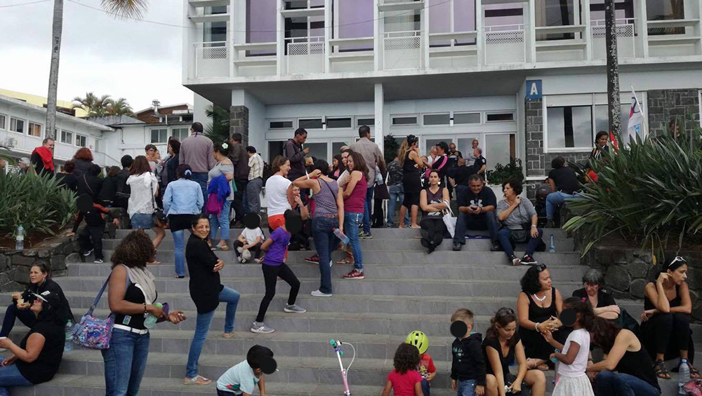 REUNION. Parents et enseignants devant la mairie du Tampon (Source Freedom) REUNION. Parents et enseignants devant la mairie du Tampon (Source Freedom)