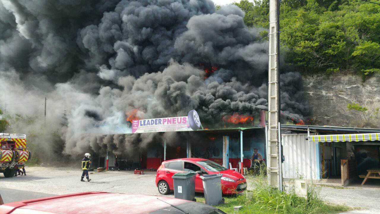 GUADELOUPE. Incendie à Leader Pneus à Saint françois