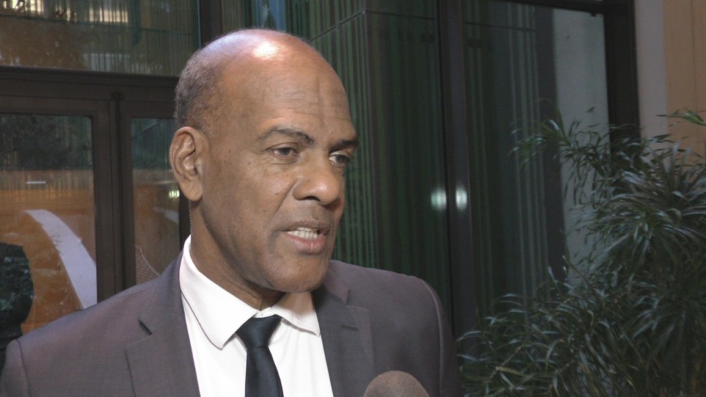 [Vidéo] HEXAGONE. Point de vue de Serge LETCHIMY sur le TCSP qui ne fonctionne toujours pas à la Martinique
