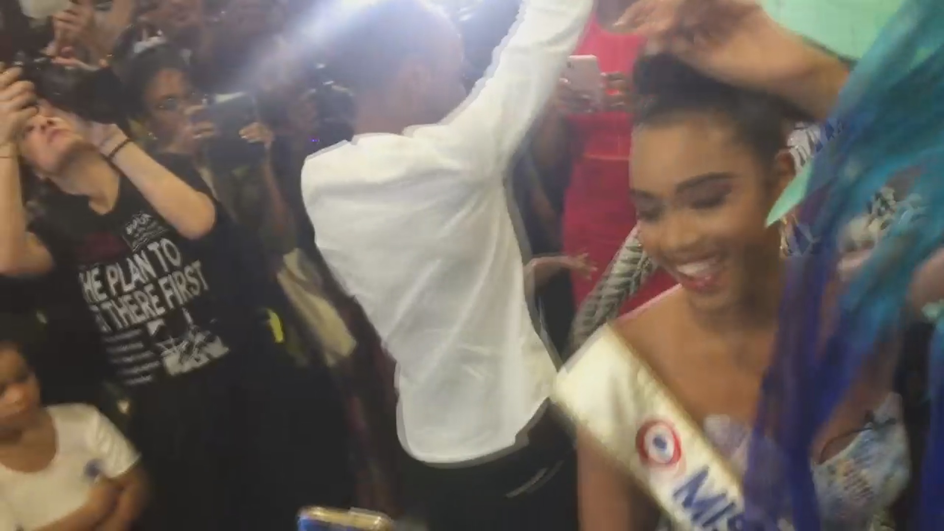 [Vidéo] La Guadeloupe acceuille ses Miss à l’aéroport Images Rémy RAMIN.