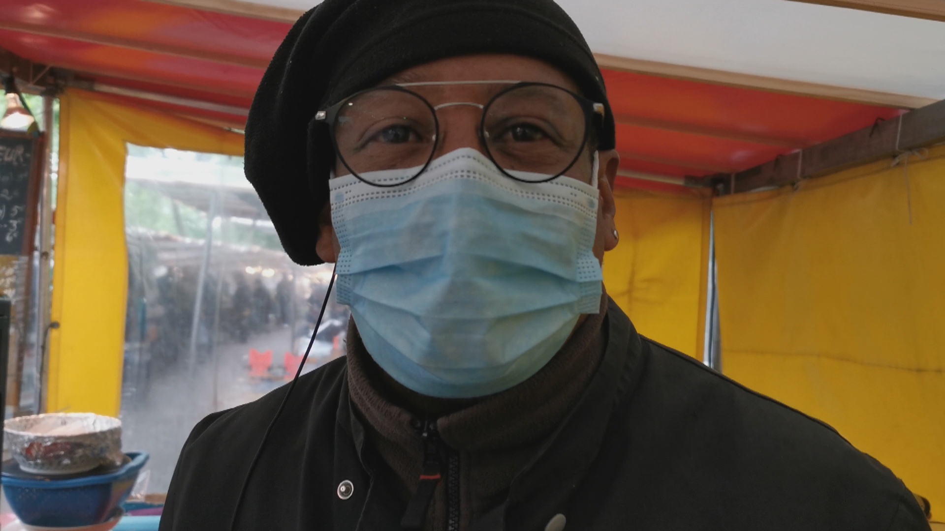 [Vidéo] Soutien à Éric Traiteur rencontré sur le marché de Daumesnil après 2 mois de confinement.