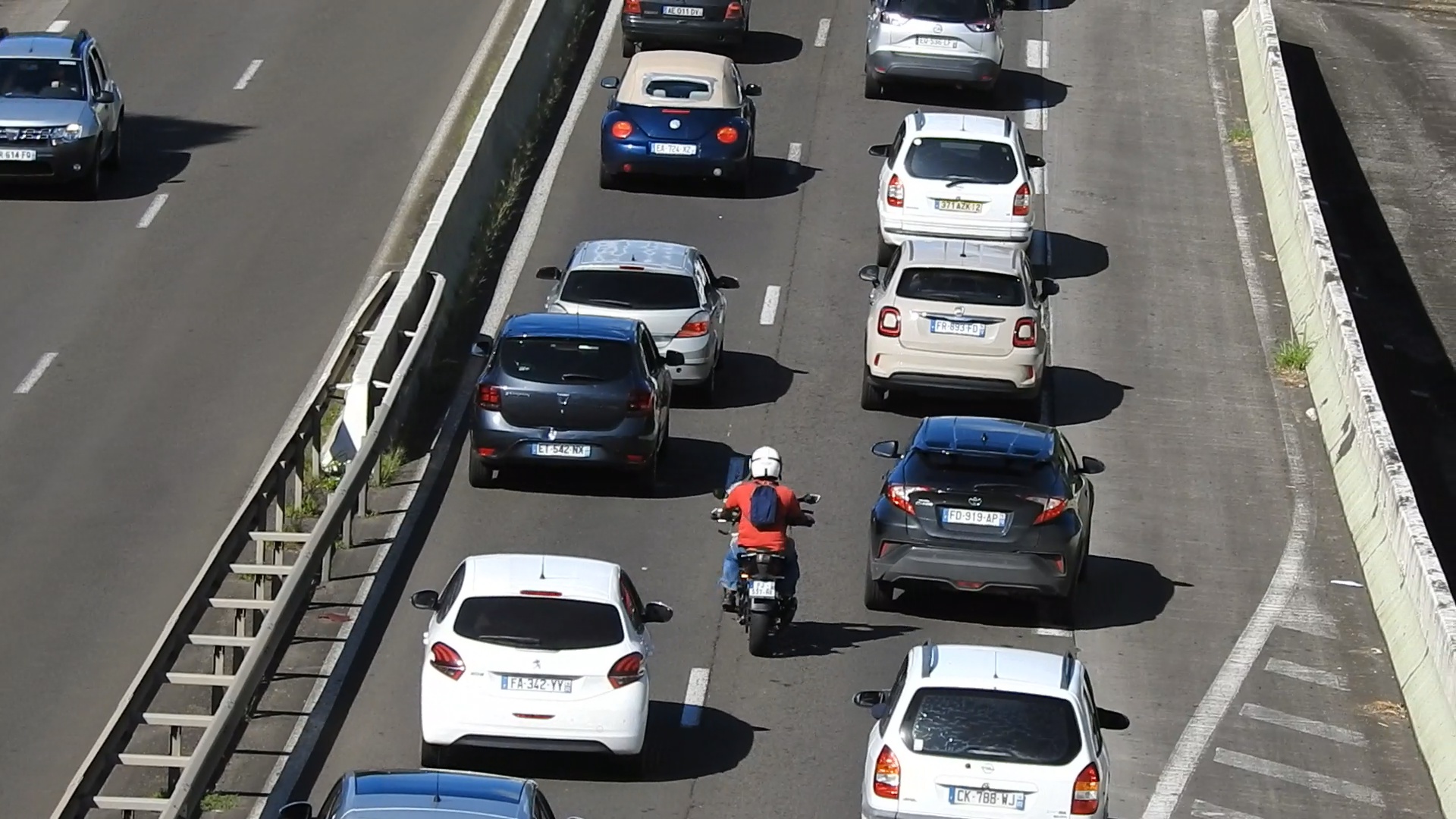 [Vidéo] onews Martinique. Interdiction pour les 2 roues de circuler entre entre 2 voitures. Qu’en est il pour la Martinique?