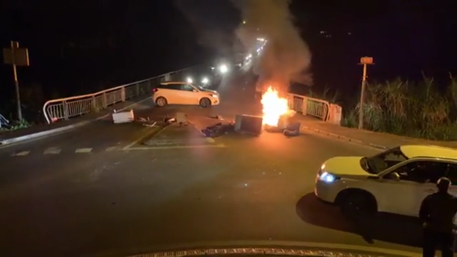 Onews Guadeloupe. Le rond point de la Boucan bloqué par des anti masques pour les enfants dès l âge de 6 ans. (Images Canal 10)