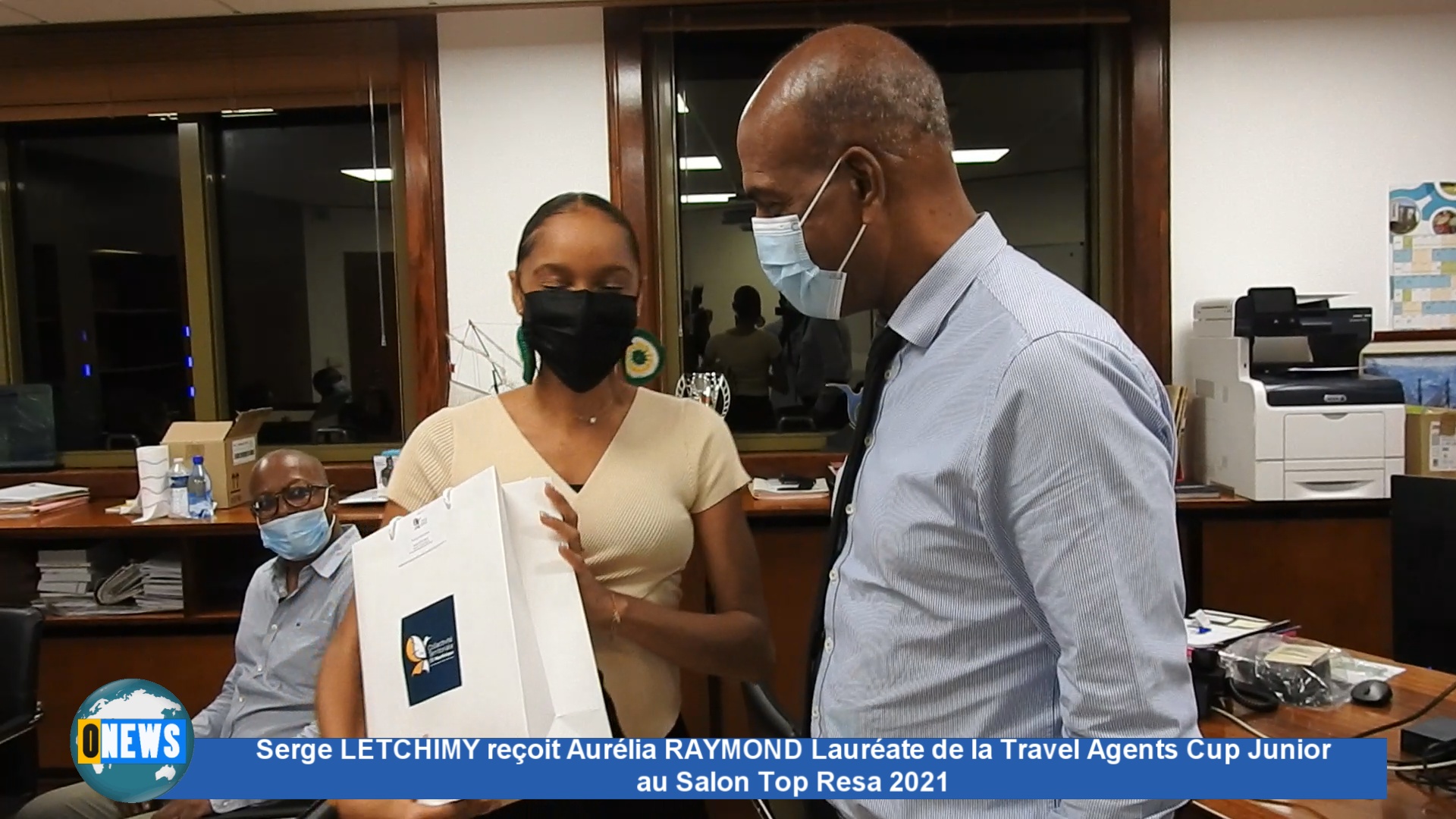 [Vidéo] Martinique. Serge LETCHIMY Président du Conseil exécutif de la CTM   reçoit Aurélia RAYMOND Lauréate de la Travel Agents Cup Junior au Salon Top Resa 2021