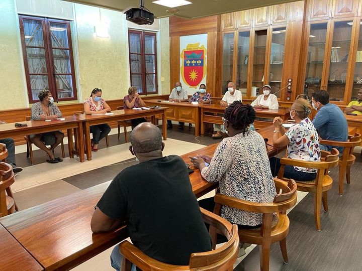 Guadeloupe. Réunion des élus à Basse Terre après les violences de la nuit derniére dans la ville