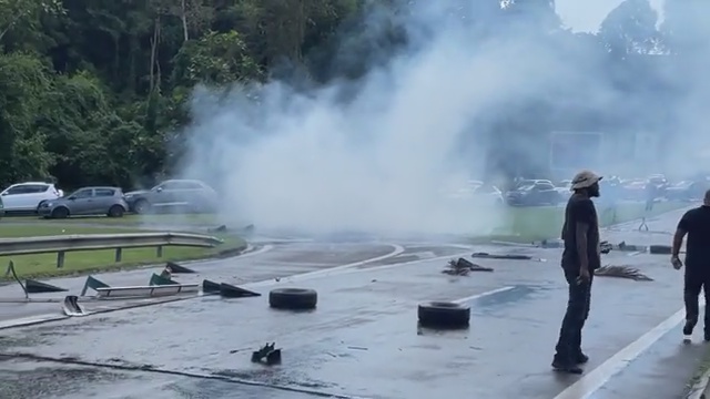 [Vidéo] Guadeloupe. Vive tension ce lundi aux abords du CHU après le démantèlement du bik de l UGTG par les forces de l ordre