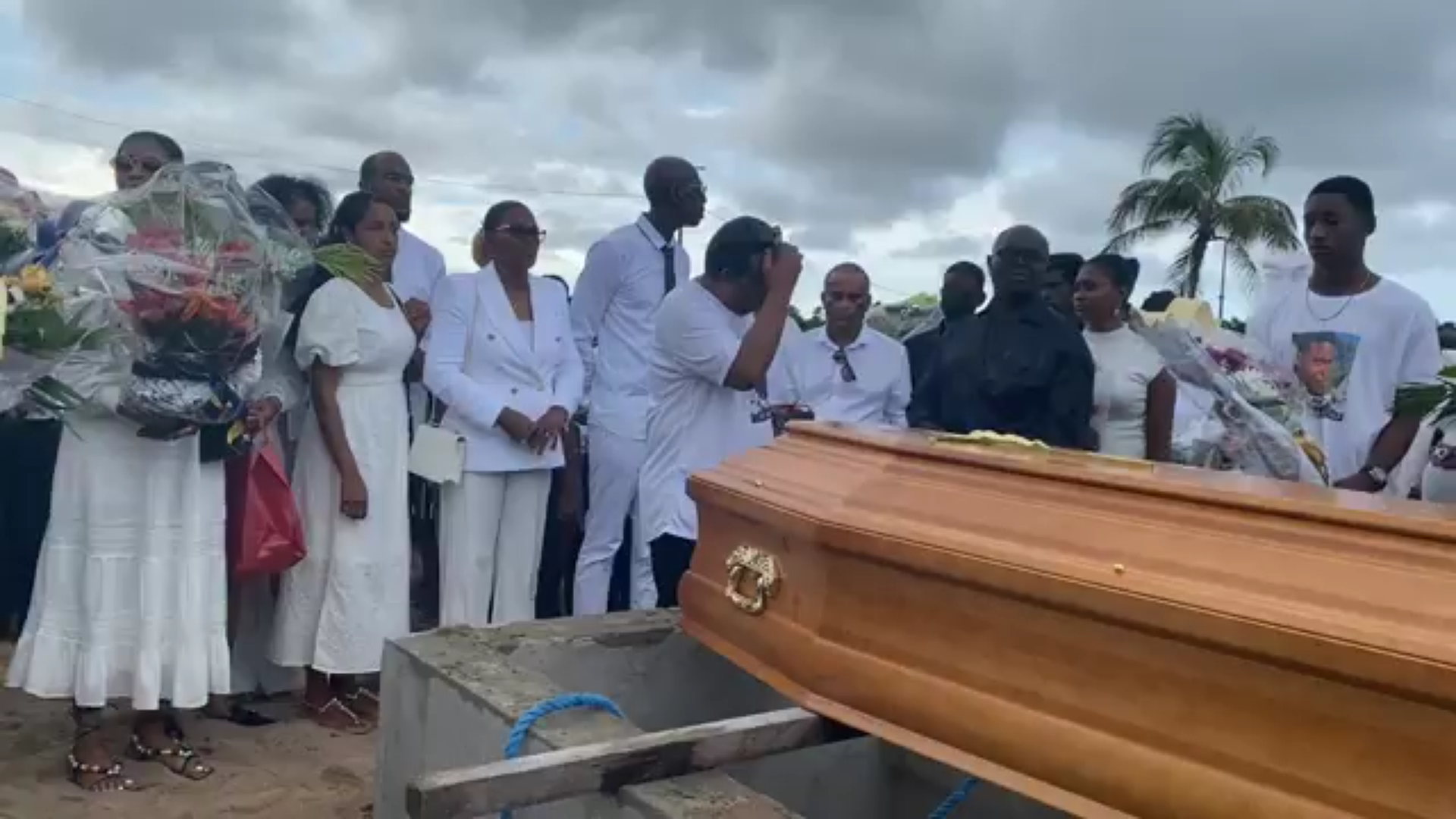 [Vidéo] Guyane Les obsèques de Bénaya MANGAL à Mana retrouvé assassiné il y a quelques jours (radio Péyi)