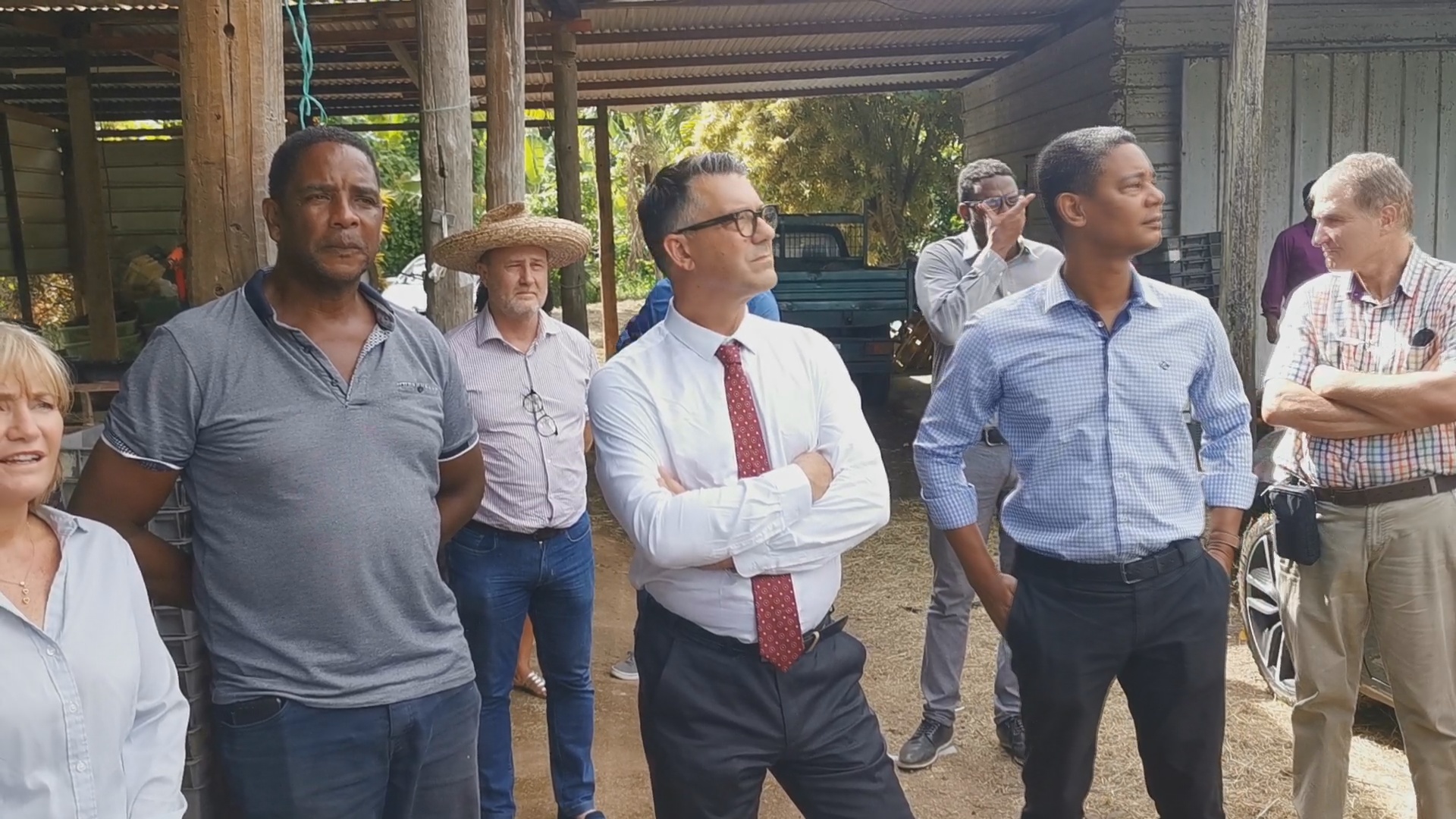 [Vidéo] Le nouveau Préfet de Martinique Jean Christophe BOUVIER visite une exploitation agricole à Saint Esprit